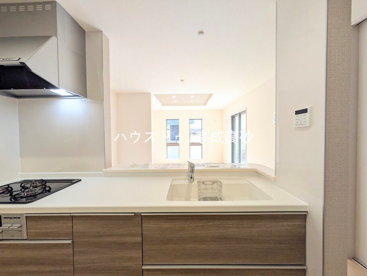 人気の対面式キッチンです!お子様から目を離さずにお料理ができることが最大の利点。お料理中も家族とのコミュニケーションは大切にしたいものですよね♪