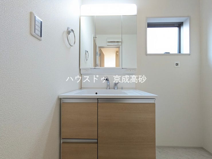 朝の身支度に便利なシャンプードレッサーはとっても便利です!シンク下の収納でアメニティ類のストックもバッチリ!