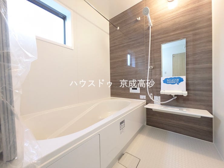 広い浴槽で足を伸ばせば1日の疲れも癒されます。落ち着いた雰囲気で、毎日のバスタイムが楽しみになりそうです。