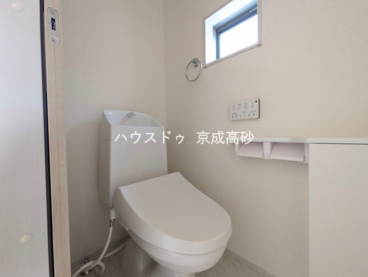 トイレは快適な温水洗浄便座付です。手洗い一体型のトイレ設備はスペースの節約ができ、ゆったりとした空間が確保できます。節水も期待できますね。