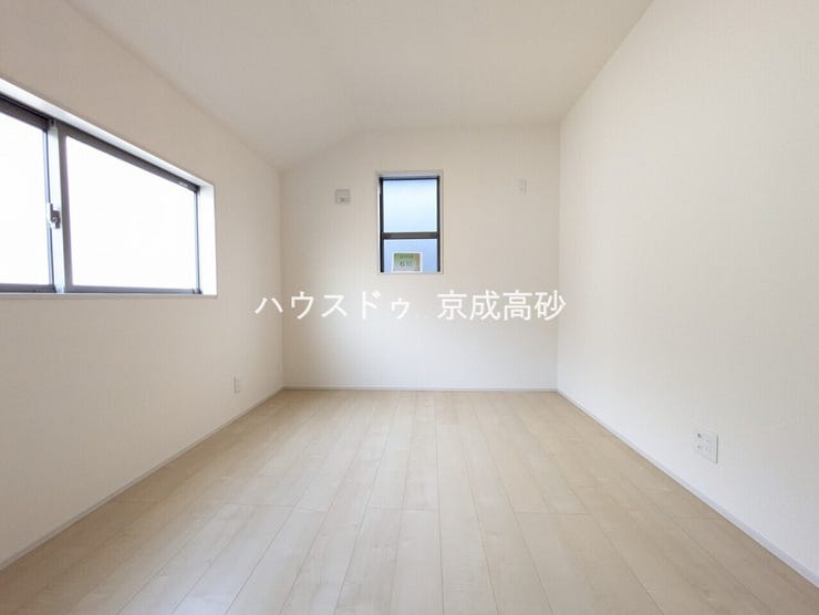 お子様の成長と共に「住まい方」も変化していきます。居室にはクローゼットを完備し、自由度の高い家具の配置が叶うシンプルな空間です。