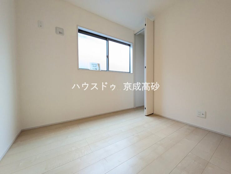 お子様の成長と共に「住まい方」も変化していきます。居室にはクローゼットを完備し、自由度の高い家具の配置が叶うシンプルな空間です。