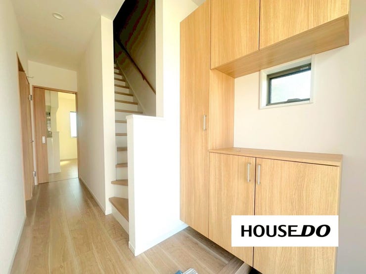 玄関収納も充実しており、靴が多い方も安心です◎