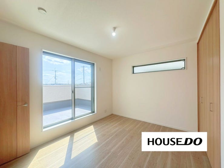 バルコニーに面した洋室は、たっぷりの陽光が差し込む明るい空間。心地よい風を感じながら、快適にお過ごしいただけます◎
外の景色や空の移ろいを感じられる贅沢な空間です。