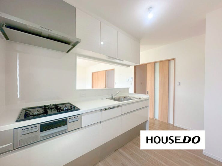 【キッチン】
広々キッチンスペースで、ご家族でお料理を楽しめます◎カウンターキッチンで家族の様子も見やすい♪