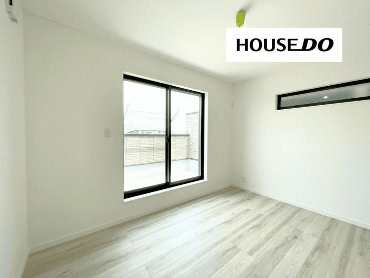 ベランダに面する洋室で、朝も気持ちよく起きられそうですね♪