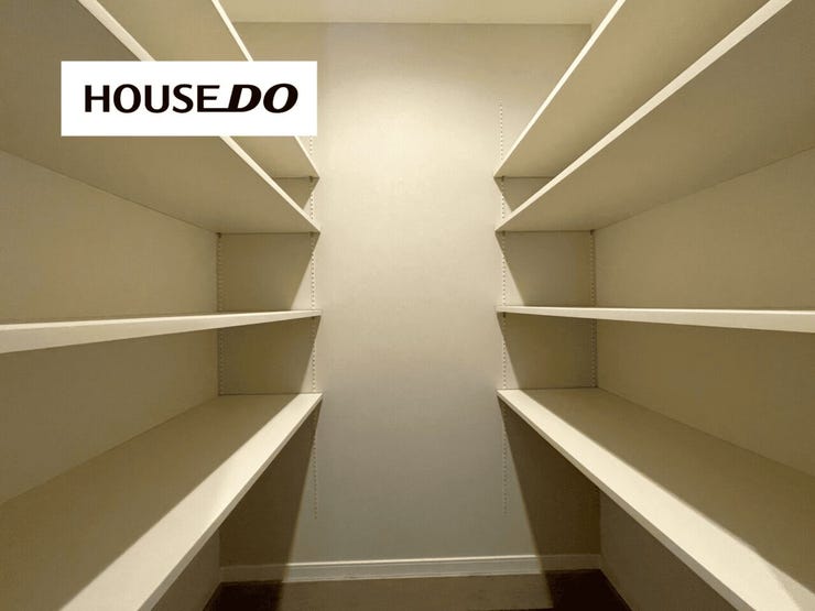 玄関シューズインクローゼットございます!ベビーカーや遊び道具、趣味のグッズも置いて頂ける広さです!