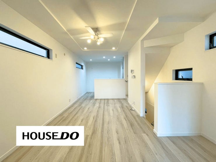 【リビング】
築3年で室内とても綺麗です♪
リビング階段で家族とのコミュニケーションを大事に◎