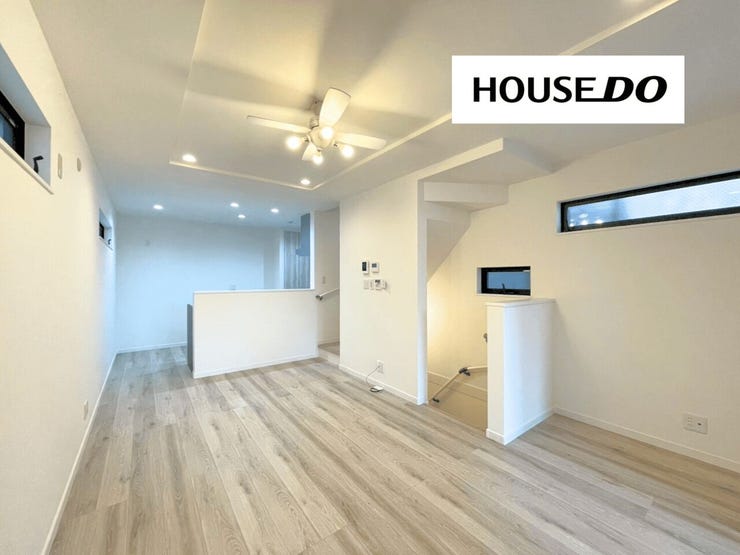 シンプルな内観で家具が選びやすそうです♪
ダウンライトや天井のデザイン照明が、上質な雰囲気を演出。
自然光も差し込む明るく心地よい空間です。