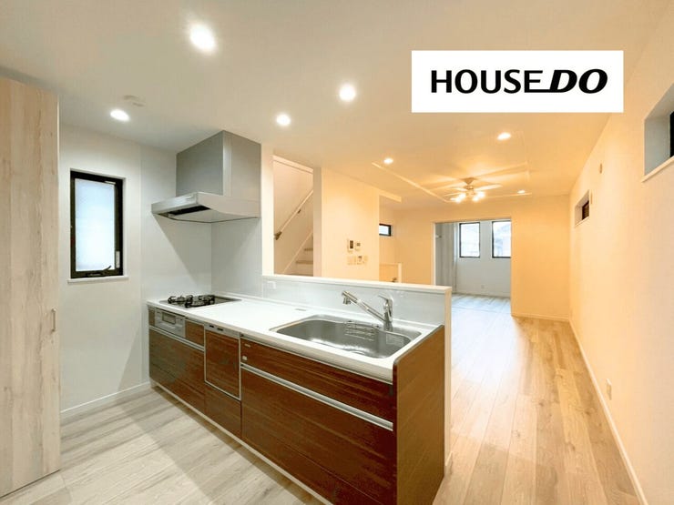 ゆったりとした開放感あふれるLDK!
対面キッチンからはリビング全体を見渡せて、家族との会話も弾みます♪