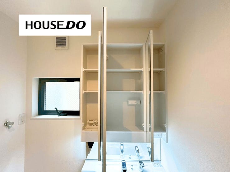 三面鏡の裏はすべて収納スペース◎ 化粧品や洗面道具がすっきり片付きます!