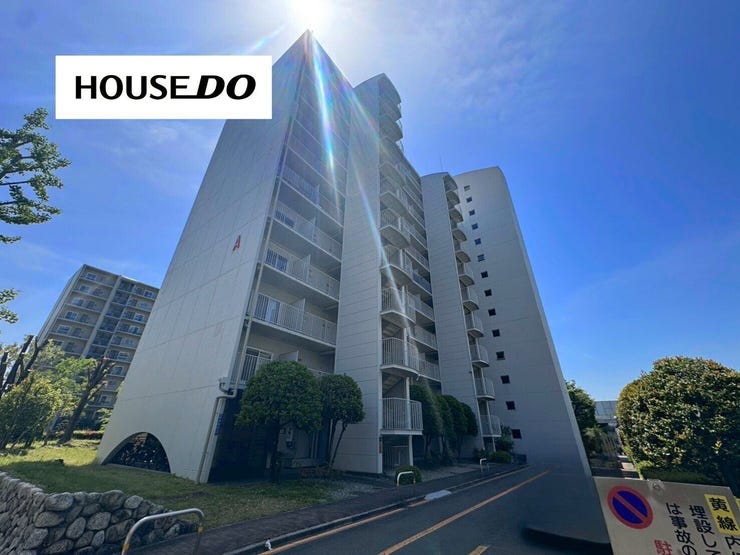 【外観】
南向きバルコニーにつき陽当り良好なお住まい。
スーパー、小・中学校まで徒歩圏内の立地です。