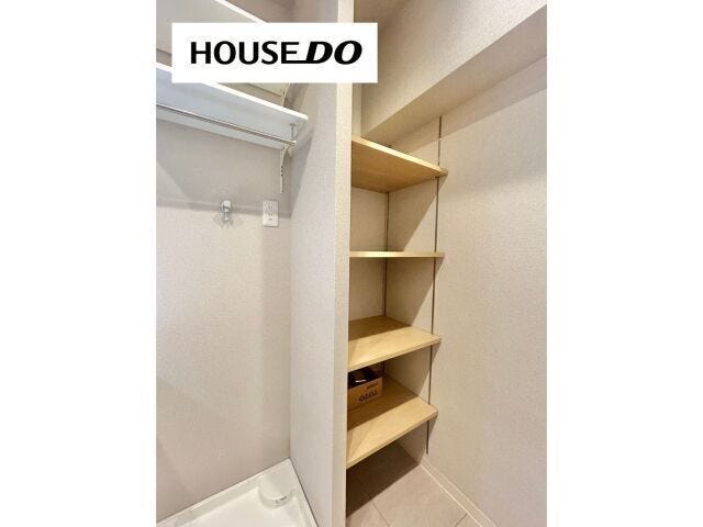 可動棚が付いており、洗濯用品・タオルなど収納いただけます◎