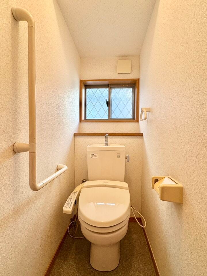 お手入れしやすい温水洗浄便座で、毎日快適♪手すり付きもうれしい♪