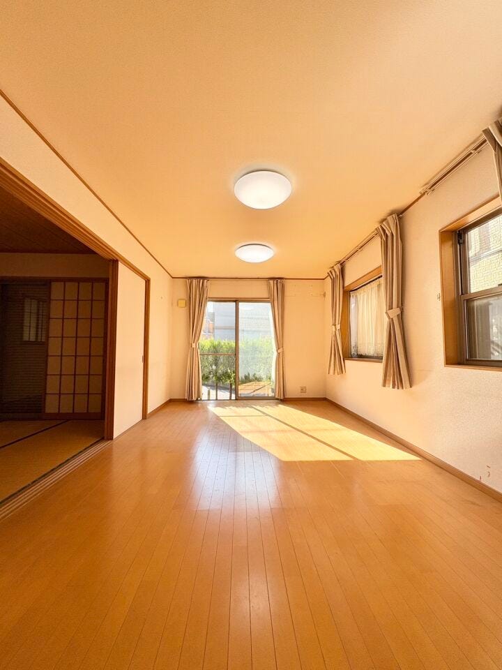 【リビング】
南向きリビングは明るくて◎道路からの目線を遮る緑が室内をさらに明るくします♪