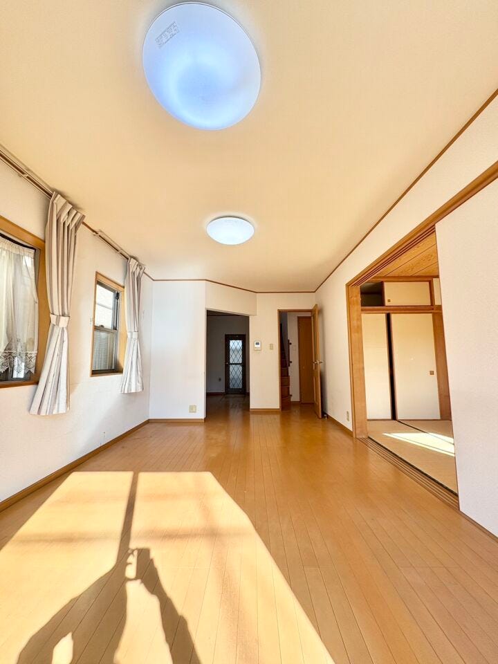 日差しが部屋の奥まで差し込むので◎