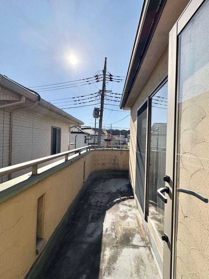 〈5.3帖前バルコニー〉L型バルコニーなので、ご家族のお布団をたっぷり干せます♪