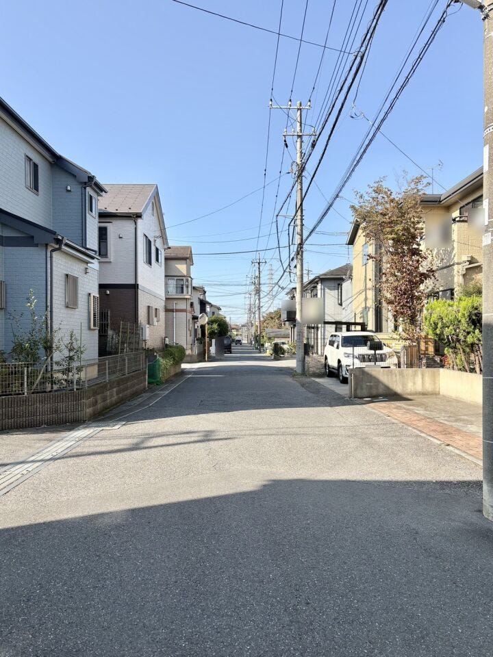 前面道路は約6mで駐車もラクラク♪