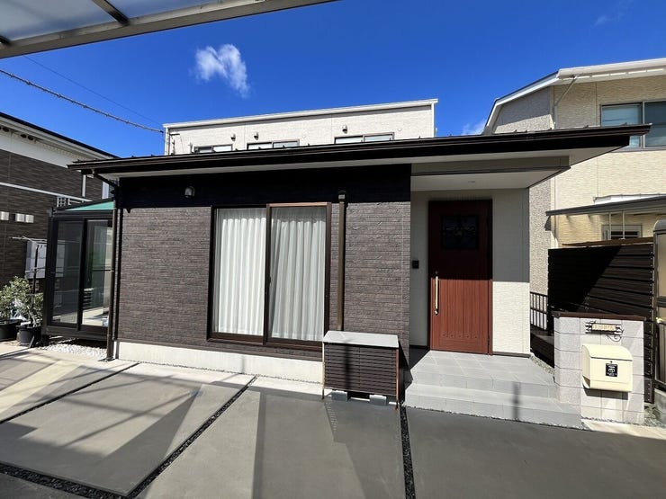 【外観】
南向きの採光で明るくゆとりあるお家です