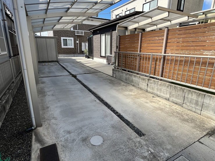 カーポート2台分+奥にも駐車可能です