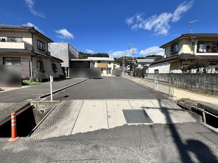 敷地進入は水路の橋架けになっています