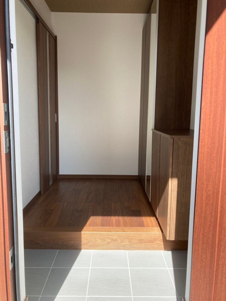 玄関間口も明るく開放的なスペース