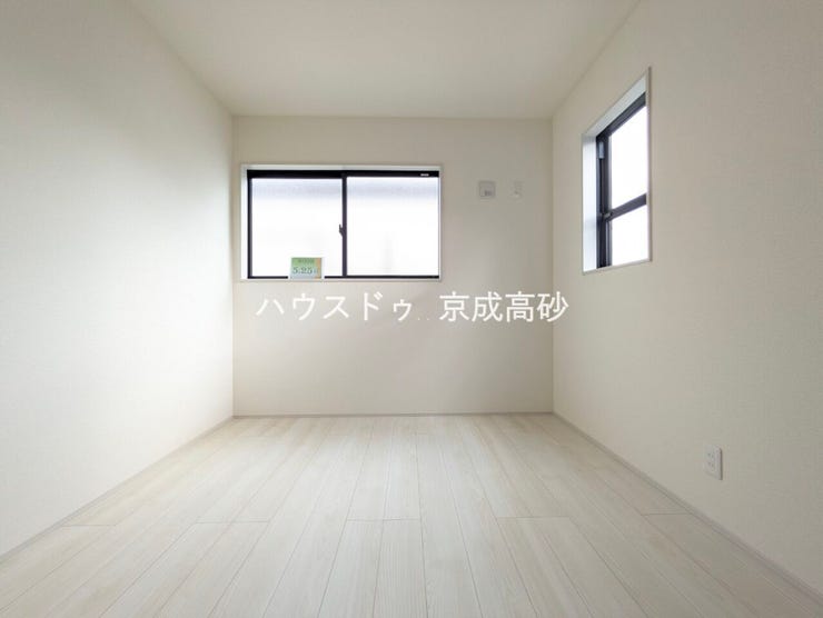 2面採光でとっても明るいお部屋です!
子供部屋としても良さそうです!
お日様の光がサンサンと入るお部屋は気持ちがいいですね!