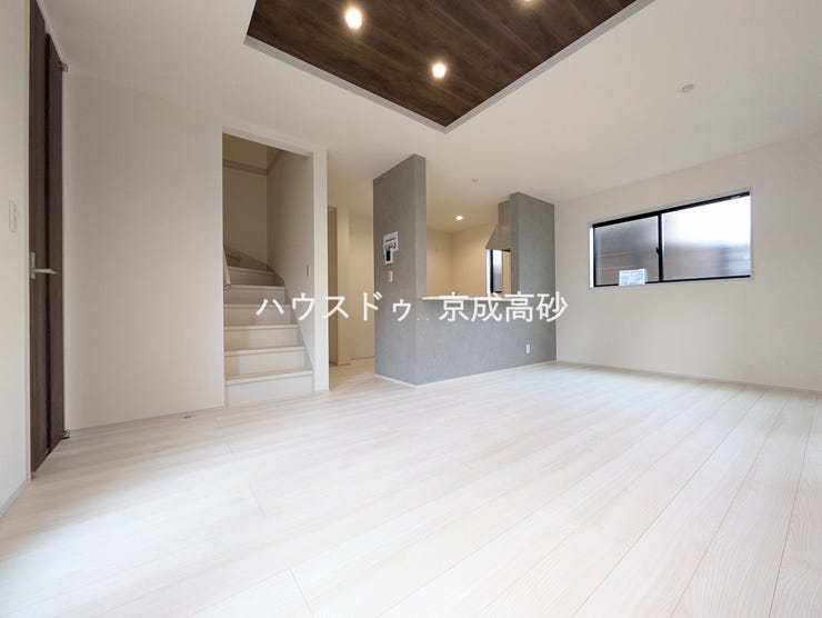 広々としたLDKは、家具のレイアウトも自由自在なので、ご家族の理想のスペースが作り上げられます。素敵なインテリアに囲まれた、自分好みの空間を。