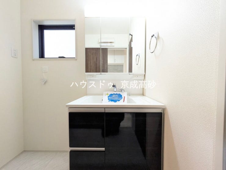 十分な大きさの洗面台は収納もさる事ながら、身だしなみチェックや歯磨きなど、朝の慌ただしい時間でもゆとりあるスペースで余裕を感じていただけます。