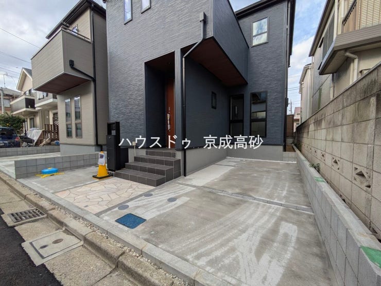 ゆったりとした駐車スペースを確保いたしましたので、大きめのお車でも駐車可能です。