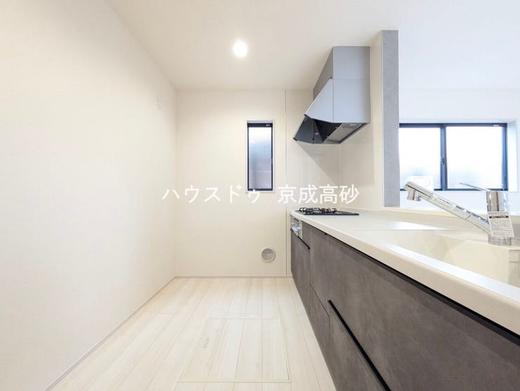 キッチンスペースは明るい空間に!細部にまで施された上質なアイテムが快適な日常生活を叶えてくれます。お料理もしやすく、お子様の様子を見ながら家事も出来ます!