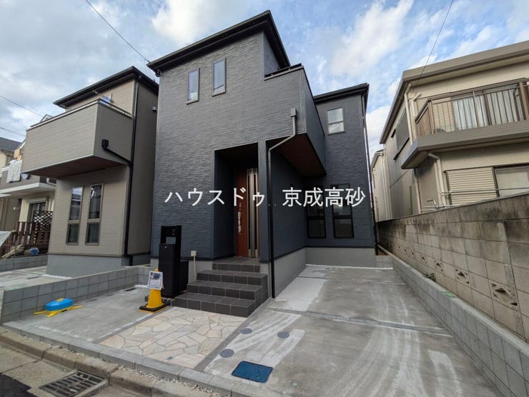 シンプルモダンな外観が魅力の建売住宅。飽きのこないデザインが特徴で、どんなインテリアにもマッチし、周辺の街並みにも自然と溶け込みます。