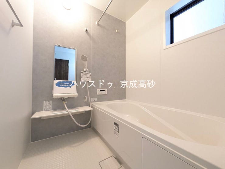 広い浴槽で足を伸ばせば1日の疲れも癒されます。落ち着いた雰囲気で、毎日のバスタイムが楽しみになりそうです。