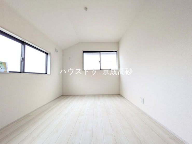 寝室は2面採光でとっても明るいお部屋です。お日様の光がサンサンと入るお部屋は気持ちがいいですね!