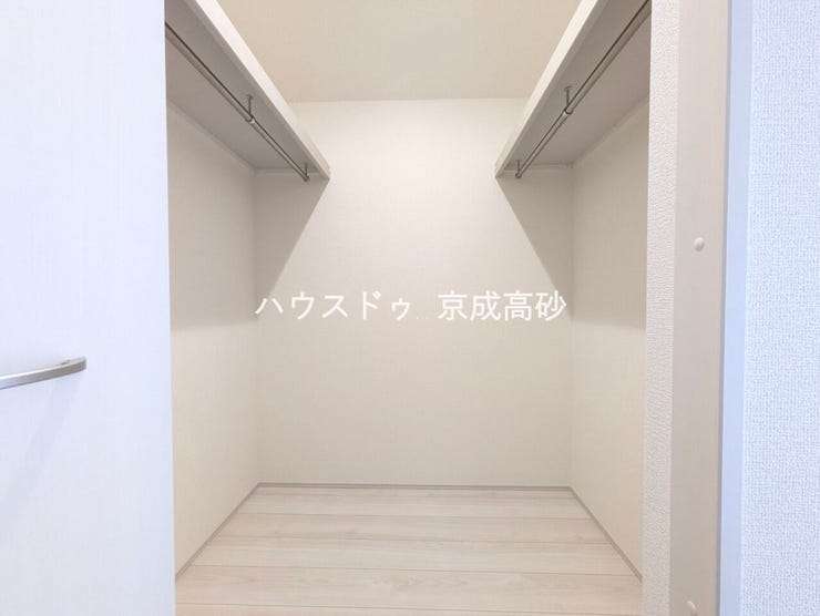 吊るす収納が叶うウォークインクローゼット。季節モノ問わず収納することができるので、衣替え知らずに!