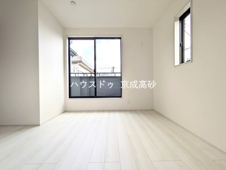 お子様の成長と共に「住まい方」も変化していきます。居室にはクローゼットを完備し、自由度の高い家具の配置が叶うシンプルな空間です。