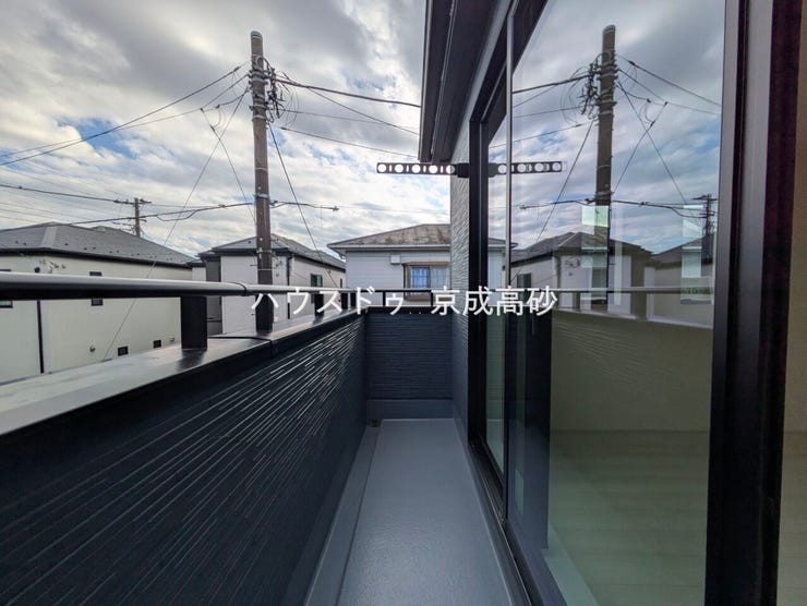 暖かい陽ざしが差込むバルコニー。晴れた日には洗濯物が良く乾きます。風通しも良好です。