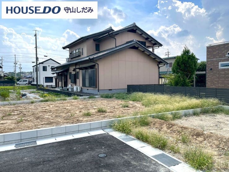 【スーパーまで徒歩10分圏内】日常のお買い物がもっとスムーズに。ちょっとしたお出かけ気分で歩いて行ける距離だから、車を使わずに済み、環境にも優しいライフスタイルが実現できます。便利で快適な立地です。