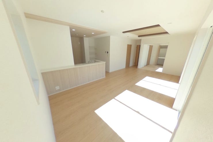 18帖のゆったりLDK!アクセントクロスと折上天井でおしゃれなリビングを演出します。ファン付きの照明を付けても良いですね。和室と続き間になっています。(甲府市羽黒町 新築建売物件)