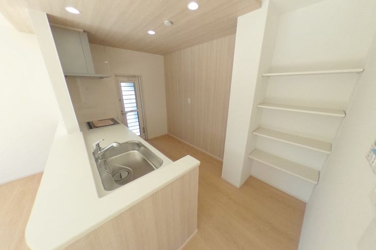 可動棚4段付きの収納スペースです。キッチン周りをスッキリとご使用いただけます。ゴミ出しに便利な勝手口もございます♪(甲府市羽黒町 新築建売物件)