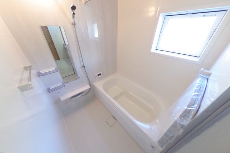 浴室換気乾燥暖房機付きの1坪バスで足をのばして入浴でき、1日の疲れを癒せます。浴室暖房はヒートショックの予防にも効果的です。冬場の入浴やお子様の沐浴、雨の日のお洗濯も(甲府市羽黒町 新築建売物件)