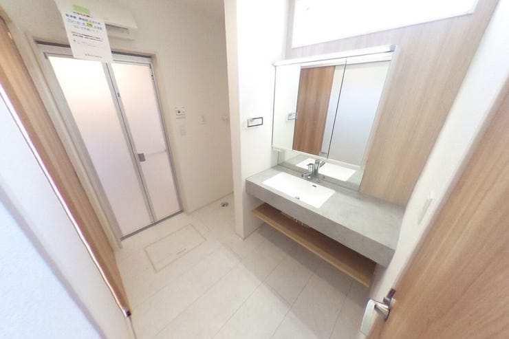 広々とした洗面、脱衣スペースです。洗面台は女性に嬉しい3面鏡です。鏡の背面は収納になっており、洗面台周りをスッキリ使えます。(甲府市羽黒町 新築建売物件)