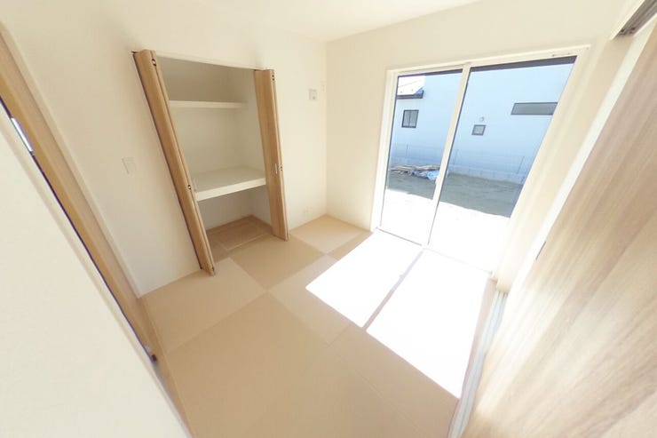 半畳畳でモダンな和洋室空間です。リビングと続き間になっており、お部屋としてはもちろん、リビングの延長、お子様の遊び場、お昼寝スペースやゲストルームにも重宝します。(甲府市羽黒町 新築建売物件)