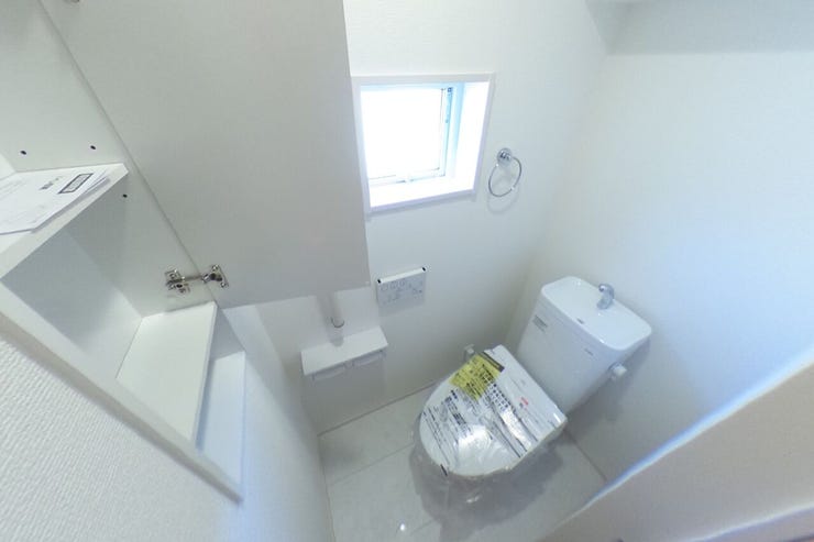 ●1階お手洗い●お手洗いは1階、2階共にウォシュレット機能、手すり、手洗いタンク、タオル掛け、ペーパー類の収納に便利な収納棚がございます(甲府市羽黒町 新築建売物件)