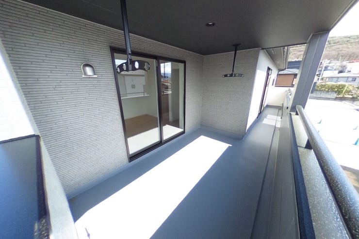 突然の雨にも安心です。共働き世帯にも嬉しい設備です。主寝室側の奥行が広めに取られています。ワイドサイズでお布団干しにも重宝します♪(甲府市羽黒町 新築建売物件)