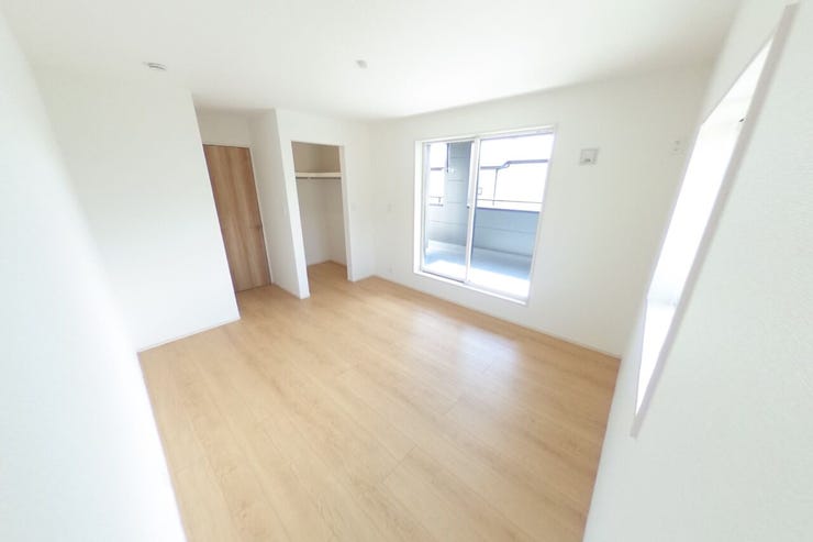 ●7帖洋室●好みの別れない落ち着いた色味のお部屋なので、家具やカーテンの色でお好みの空間にアレンジできます。WICがあり収納充実。主に主寝室としてご使用頂けます。(甲府市羽黒町 新築建売物件)