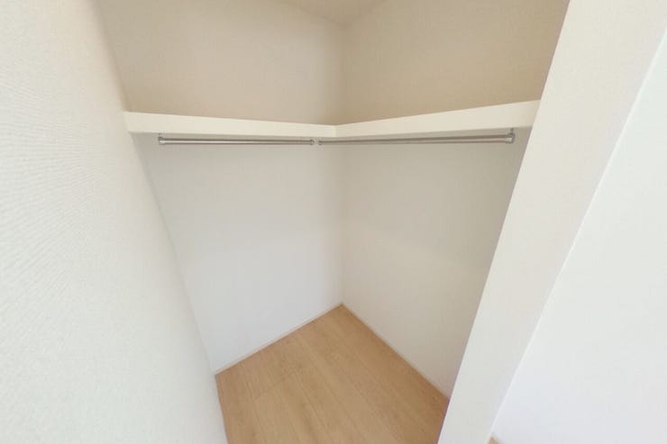 ●7帖洋室ウォークインクローゼット●主寝室のウォークインクローゼットにはハンガーパイプ付きの棚板が2面あり、ご夫婦それぞれ の収納にも充実のスペースです(甲府市羽黒町 新築建売物件)