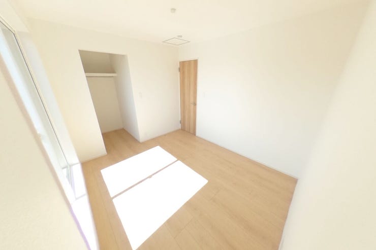 ●5.25帖洋室●お子様部屋にもピッタリのサイズ感です。このお部屋にもウォークインクローゼットがあり収納充実!バルコニーに出入りもできます。(甲府市羽黒町 新築建売物件)