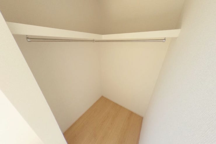 ●5.25帖洋室ウォークインクローゼット●ハンガーパイプ付きの棚板が2面あり、普段使いの物、季節物の収納にも便利です♪(甲府市羽黒町 新築建売物件)