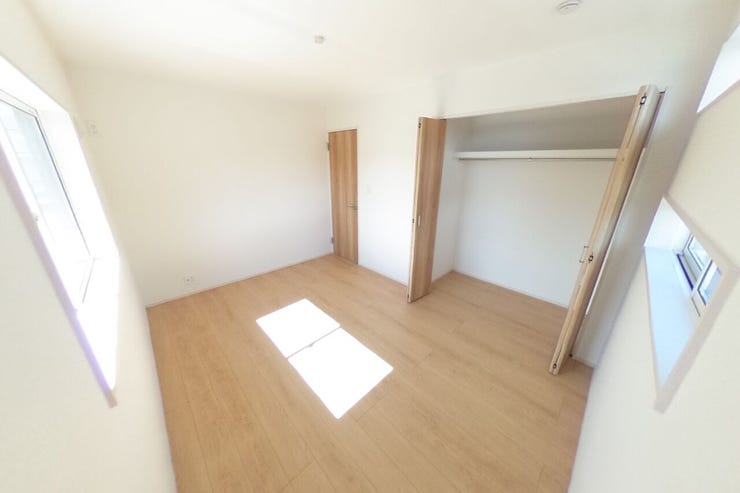 ●6.21帖洋室●お子様部屋にもピッタリのサイズ感です。クローゼットが内にはハンガーパイプ付きの棚板がございます。(甲府市羽黒町 新築建売物件)